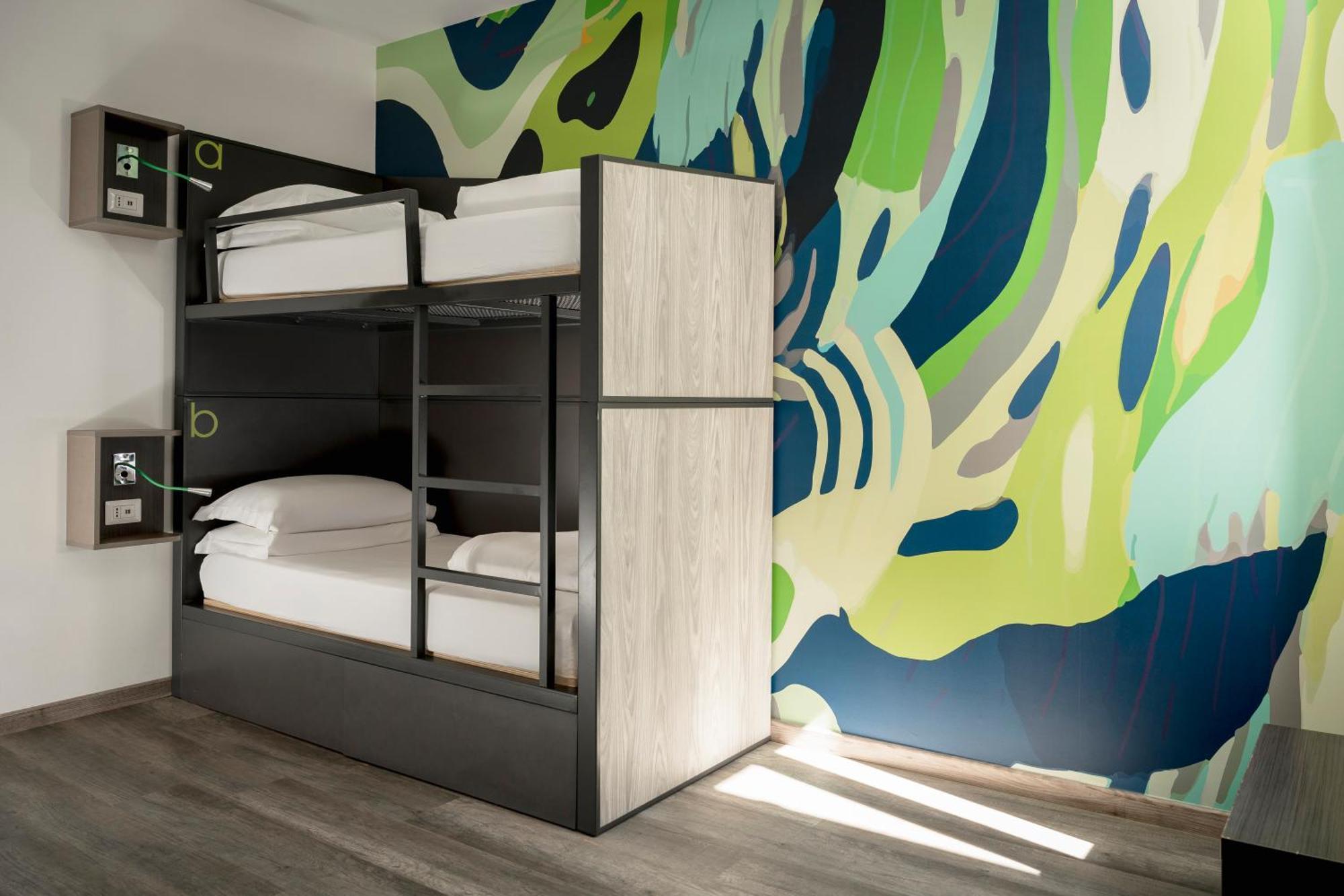 Zweibettzimmer mit Etagenbett und eigenem Bad